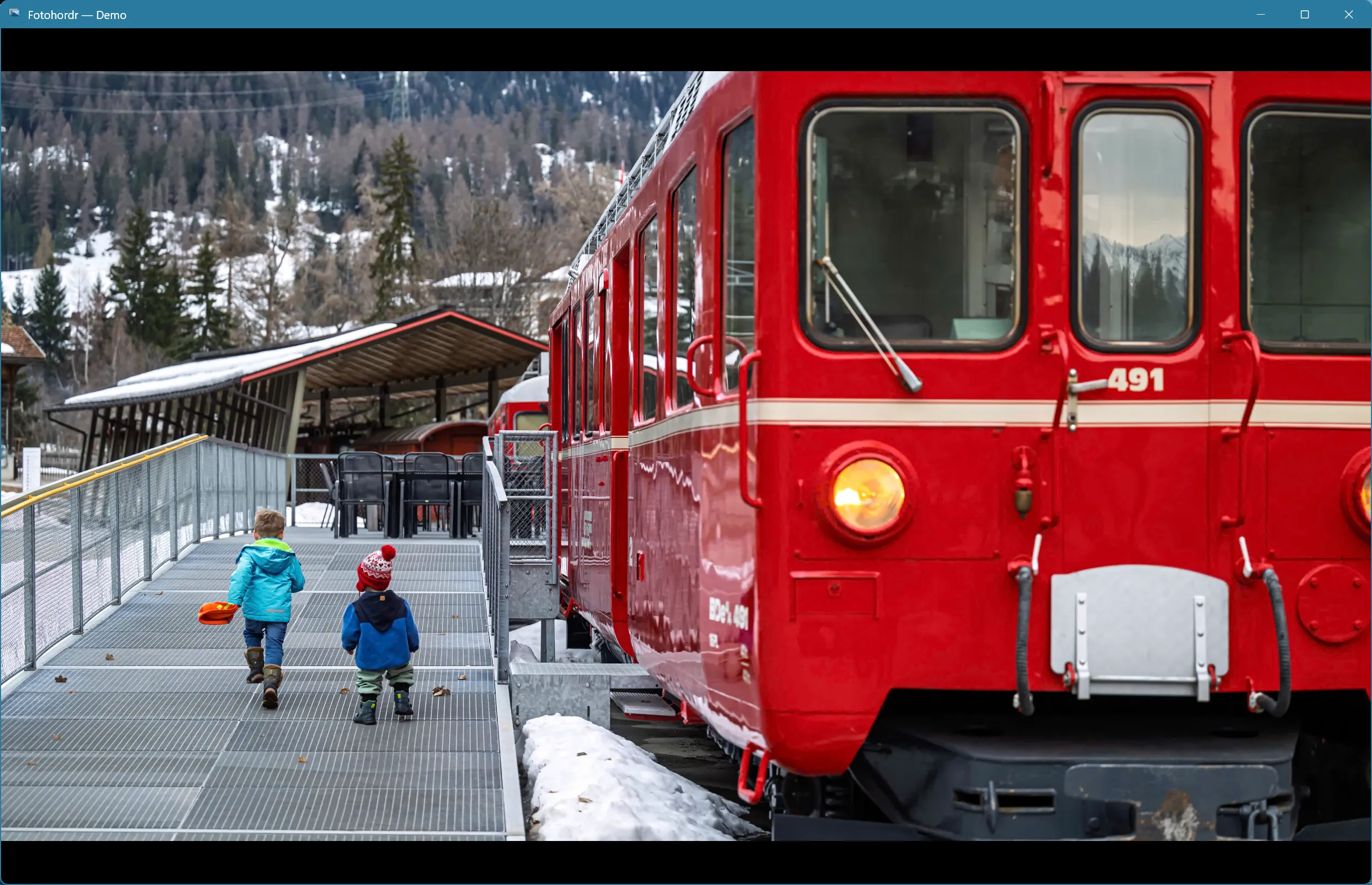 Photo viewer, fullscreen (chrome hidden)